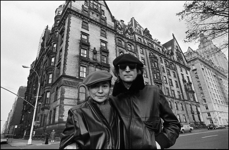 John Lenon junto a Joko Ono frente a su apartamento en el edificio Dakota de Nueva York